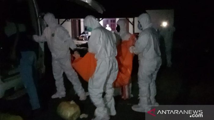 Petugas saat mengevakuasi mayat ibu dan anak di Kepri (Antara)