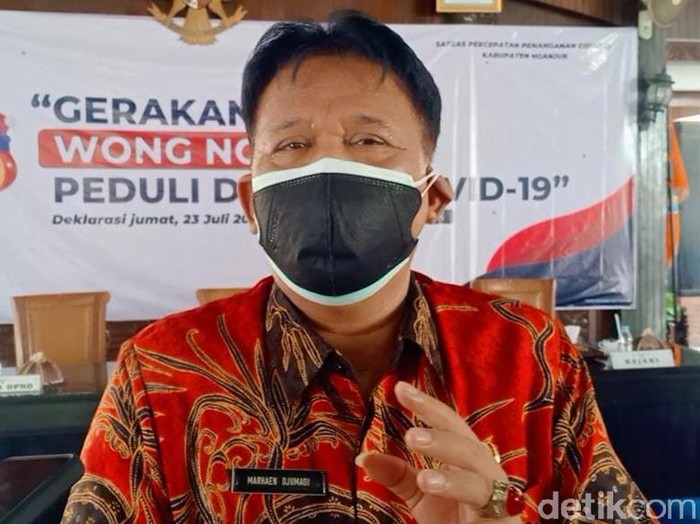 Plt Bupati Nganjuk Marhaen Djumadi memberikan satu kali gaji dan tunjangannya ke warga terdampak COVID-19. Itu sebagai tanda dimulainya gerakan Wong Nganjuk Peduli Terdampak COVID-19.