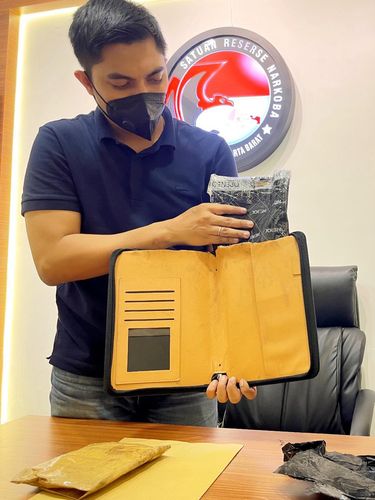 Polisi amankan 1 Kg sabu asal Afrika Selatan yang diselundupkan via jasa ekspedisi.