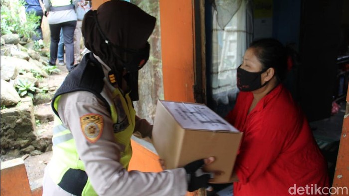 Polisi membagikan ratusan paket sembako untuk warga di Sukabumi