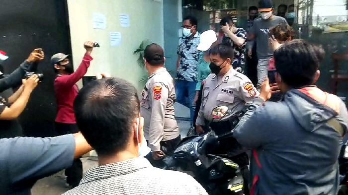 Polisi saat mengamankan lokasi penginapan yang digeruduk warga di Medan (Datuk-detikcom)
