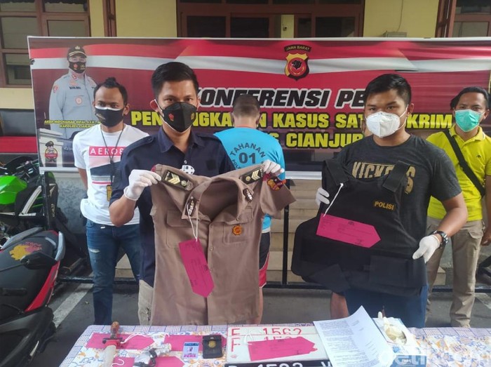 Polres Cianjur tangkap polisi gadungan.