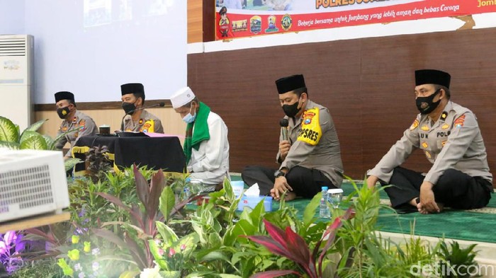 Polisi Jombang menggelar doa bersama Forkopimda dan ulama. Ini salah satu ikhtiar polisi agar pandemi COVID-19 segera berakhir.