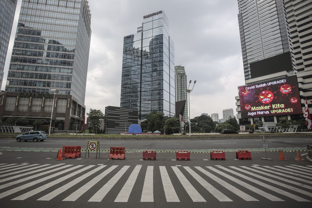 Suasana di Jalan Jenderal Sudirman saat Pemberlakuan Pembatasan Kegiatan Masyarakat (PPKM) di Jakarta, Rabu (21/7/2021). Pemerintah memperpanjang PPKM hingga 25 Juli dan akan melakukan pembukaan secara bertahap mulai 26 Juli 2021 jika tren kasus COVID-19 terus mengalami penurunan. ANTARA FOTO/Dhemas Reviyanto/hp.