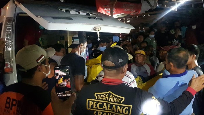 Proses evakuasi jenazah (Dok. Polres Badung)