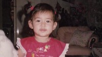 Raisa juga memperlihatkan saat dirinya masih balita. Ia mengajak followernya buat pamer foto masa kecil di Twitter di Hari Anak Nasional. Foto: dok Twitter Raisa