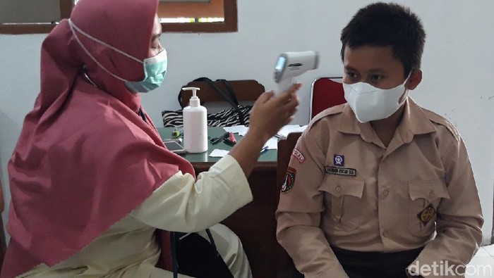 Ratusan Siswa SMPN 1 Boyolali Divaksin COVID-19 Ratusan pelajar SMP Negeri 1 Boyolali mendapatkan vaksinasi Corona atau COVID-19, Jumat (23/7/2021). Khususnya yang sudah berumur 12 tahun keatas. Ada 819 siswa yang divaksin.