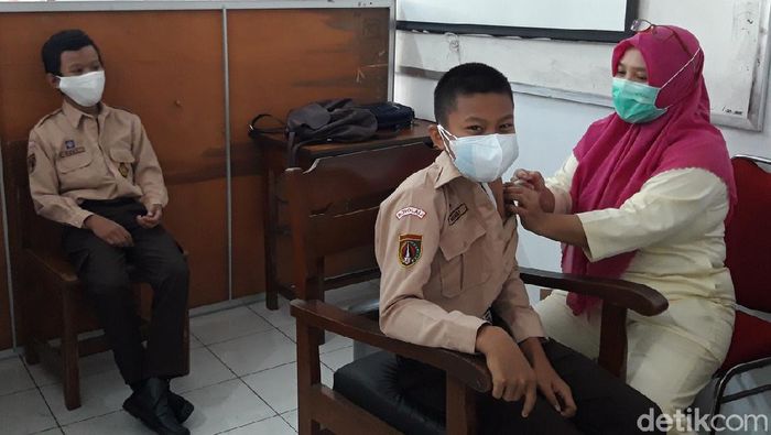 Ratusan Siswa SMPN 1 Boyolali Divaksin COVID-19 Ratusan pelajar SMP Negeri 1 Boyolali mendapatkan vaksinasi Corona atau COVID-19, Jumat (23/7/2021). Khususnya yang sudah berumur 12 tahun keatas. Ada 819 siswa yang divaksin.