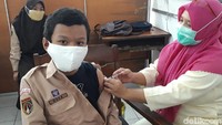 Namun ada pula yang justru melihat tenang saat disuntik vaksin. Sebagian besar siswa dengan tenang mengikuti vaksin tersebut.  