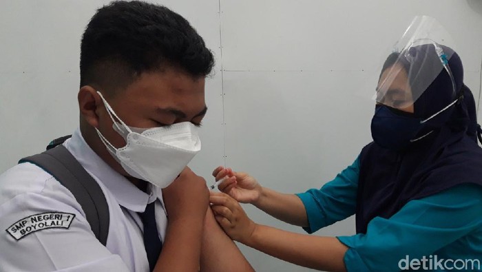 Ratusan pelajar SMP Negeri 1 Boyolali mendapatkan vaksinasi Corona atau COVID-19, Jumat (23/7/2021). Khususnya yang sudah berumur 12 tahun keatas. Ada 819 siswa yang divaksin.