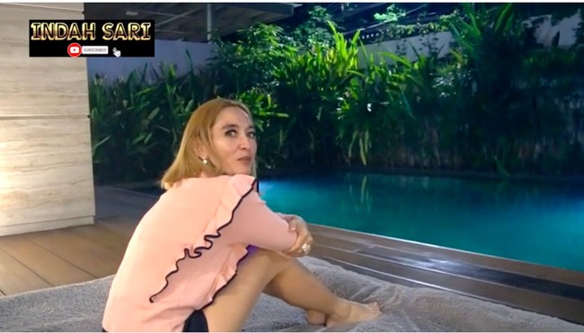 Halaman belakang diisi dengan kolam renang dengan teras berlantai panel kayu. (Foto: YouTube/Indah Sari Official)
