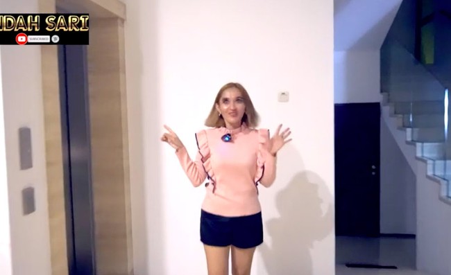 Tentu bukan rumah mewah tanpa lift untuk memudahkan akses penghuninya dari lantai ke lantai. (Foto: YouTube/Indah Sari Official)