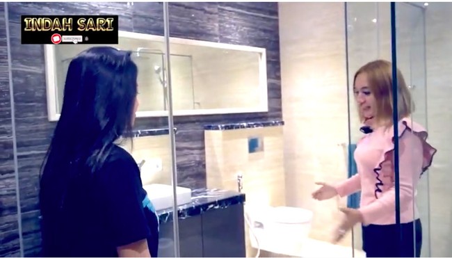 Kamar mandi di kamar tamu Dewi Perssik mewah bak hotel berbintang dengan dinding dan lantai marmer.  (Foto: YouTube/Indah Sari Official)