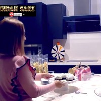 Dapur Dewi Perssik bergaya minimalis elegan, senada dengan tema interior rumah secara keseluruhan. (Foto: YouTube/Indah Sari Official)