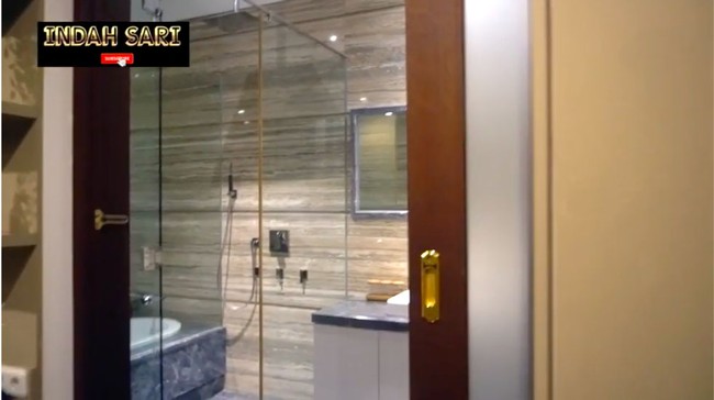 Sedikit penampakan kamar mandi Dewi Perssik yang mewah dengan bathtub dan shower seperti di hotel berbintang. (Foto: YouTube/Indah Sari Official)
