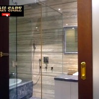Sedikit penampakan kamar mandi Dewi Perssik yang mewah dengan bathtub dan shower seperti di hotel berbintang. (Foto: YouTube/Indah Sari Official)