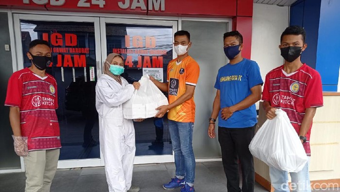 Rumah makan di Kuningan bagikan 1.000 paket makan untuk nakes