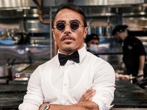 Salt Bae Terlalu Mahal, Kritikus Makanan Ini Sengaja Pesan Kebab Murah di Depan Restoran