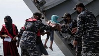 Untuk itu mereka harus terus disosialisasikan untuk pendisiplinan masyarakat 5M (menjaga jarak, memakai masker, mencuci tangan, mengurangi mobilitas dan menjauhi kerumunan). 