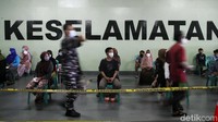 Perlu diketahui serbuan vaksin maritim TNI AL ini untuk mencapai  1 juta orang per hari  yang tervaksin sesuai program pemerintah. 