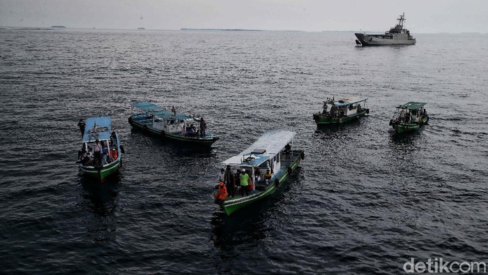 Serbuan vaksinasi COVID-19 kini menyasar warga maritim di Kepulaun Seribu. Semangat tersebut dilakukan oleh personel TNI AL. Yuk, intip foto-fotonya!