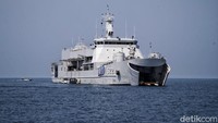 Selain itu Panglima Kolinlamil Laksda TNI Arsyad Abdullah meninjau langsung serbuan vaksin maritim dengan on board di KRI Youtefa 522.