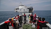 Dalam rangka mendukung program pemerintah guna upaya percepatan penanggulangan dan pencegahan penyebaran COVID-19, pasukan TNI AL terus menggelar kegiatan Serbuan Vaksinasi COVID-19 untuk masyarakat maritim.