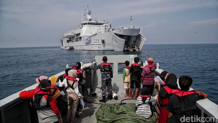 Serbuan Vaksinasi TNI AL untuk Warga Maritim di Kepulauan Seribu Serbuan vaksinasi COVID-19 kini menyasar warga maritim di Kepulaun Seribu. Semangat tersebut dilakukan oleh personel TNI AL. Yuk, intip foto-fotonya!