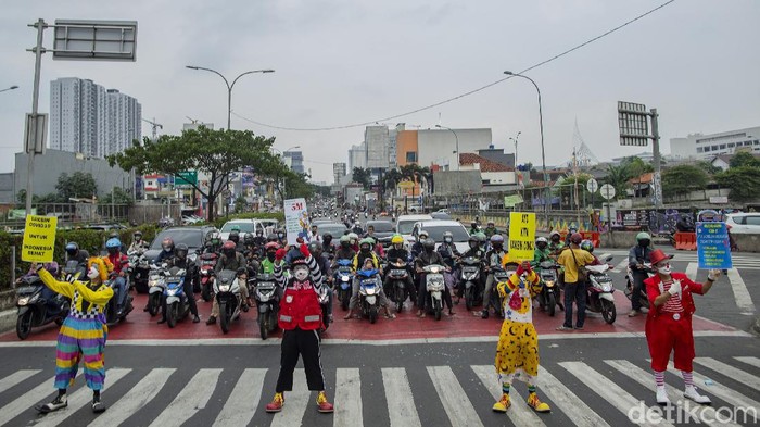 Di tengah target tinggi pemerintah dalam upaya vaksinasi warga, sejumlah badut turun ke jalan untuk mengajak warga agar segera melakukan vaksinasi. Begini potretnya!