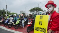 Hal itu bertujuan agar mengurangi lonjakan kasus COVID-19. Selain itu, mereka juga membagi-bagikan masker secara gratis bagi para pengendara motor yang melintas.