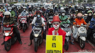 Seruan Vaksin dari Para Badut di Kota Belimbing