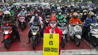 Sejumlah badut yang tergabung dalam Aku Badut Indonesia (ABI) mengajak masyarakat untuk vaksinasi di Depok, Jawa Barat, Jumat (23/7/2021). 