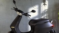 Dalam sekali pengisian daya, skuter listrik ini mampu menempuh jarak hingga sejauh 80 km. Ola juga melengkapi skuternya dengan fitur modern seperti koneksi Bluetooth, layar sentuh berwarna 7 inci dan tempat charger smartphone. (Ola Electric)