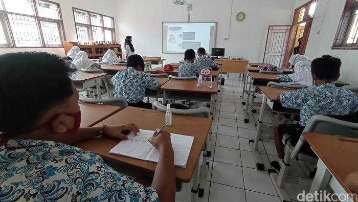 Suasana pembelajaran tatap muka di tengah pandemi yang digelar beberapa bulan lalu sebelum pemberlakukan PPKM.