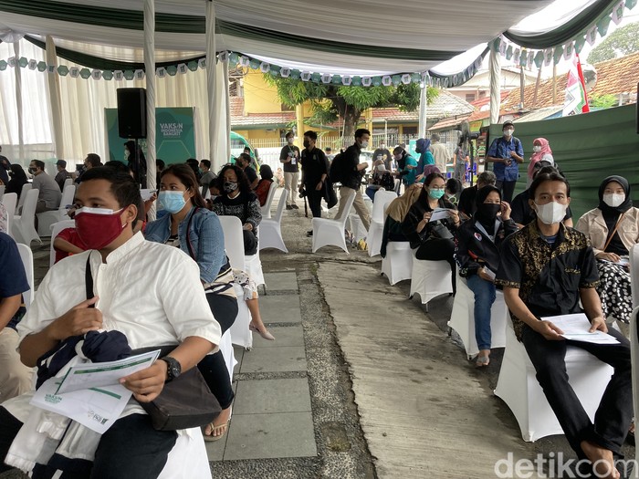 Suasana vaksinasi COVID-19 di markas PKB, Jakarta. (Annisa RF/detikcom)