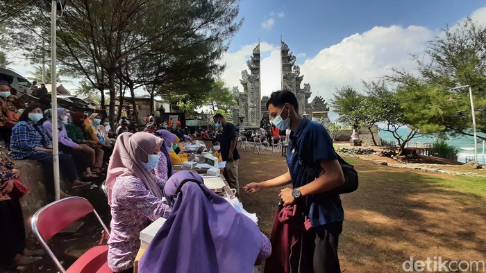 Suasana vaksinasi COVID-19 di Pantai Ngobaran, Kalurahan Kanigoro, Kapanewon Saptosari, Gunungkidul.