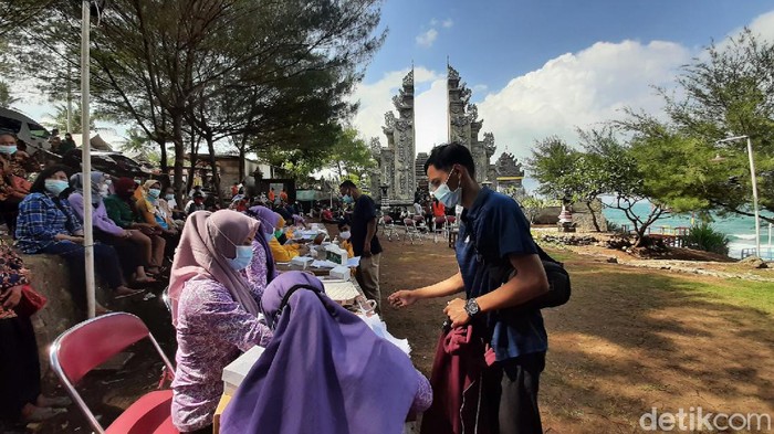 Suasana vaksinasi COVID-19 di Pantai Ngobaran, Kalurahan Kanigoro, Kapanewon Saptosari, Gunungkidul.