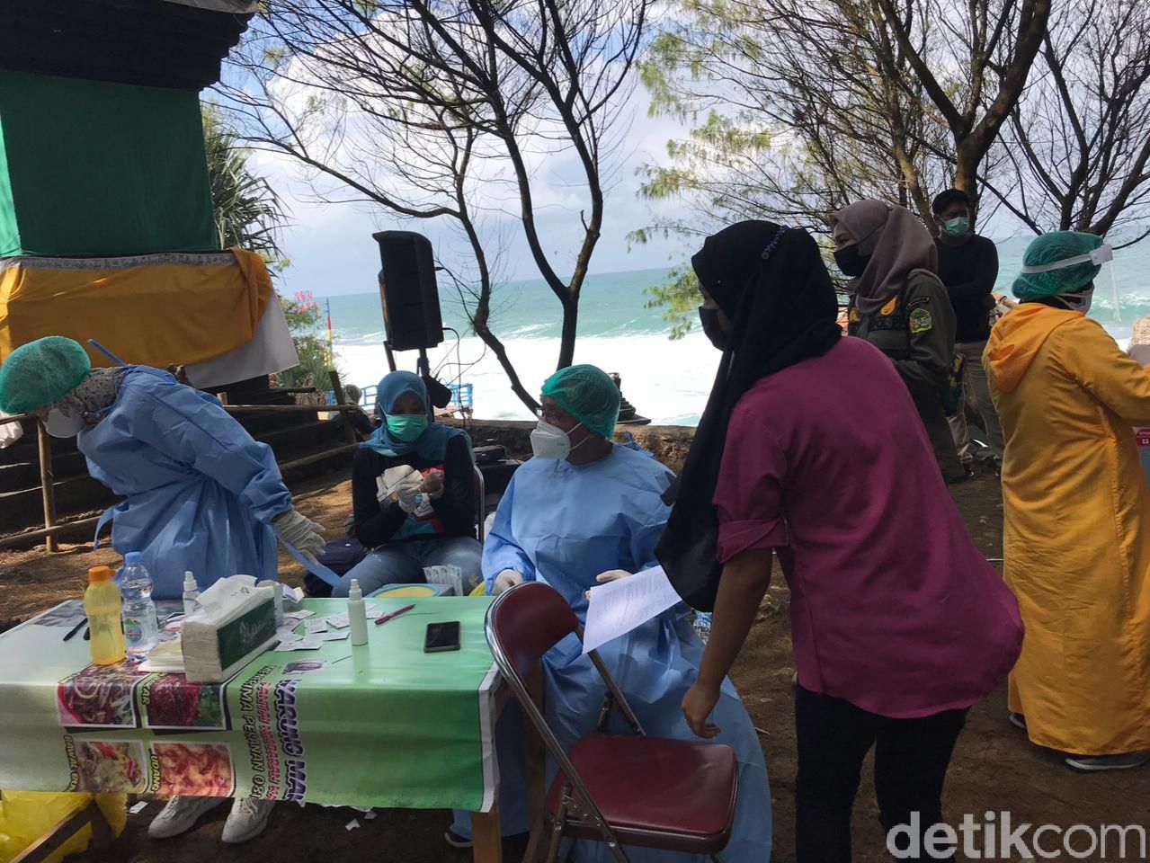 Suasana vaksinasi COVID-19 di Pantai Ngobaran, Kalurahan Kanigoro, Kapanewon Saptosari, Gunungkidul.