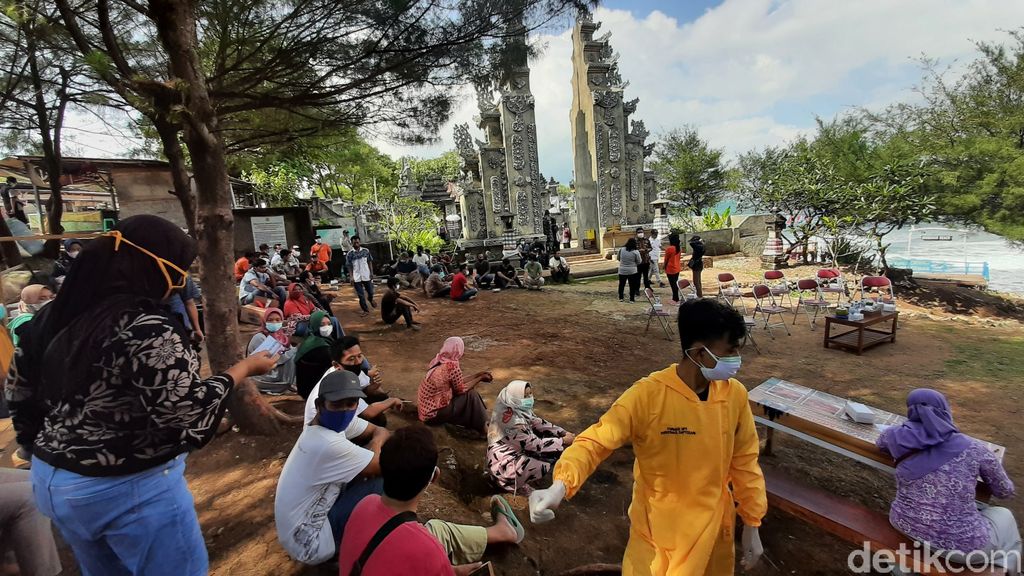 Suasana vaksinasi COVID-19 di Pantai Ngobaran, Kalurahan Kanigoro, Kapanewon Saptosari, Gunungkidul.