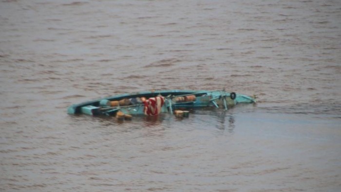 Tim SAR Gabungan saat mencari nelayan korban dampak cuaca buruk pekan lalu dan menemukan kapal motor yang tenggelam di perairan Kalbar (Foto ANTARA/HO)