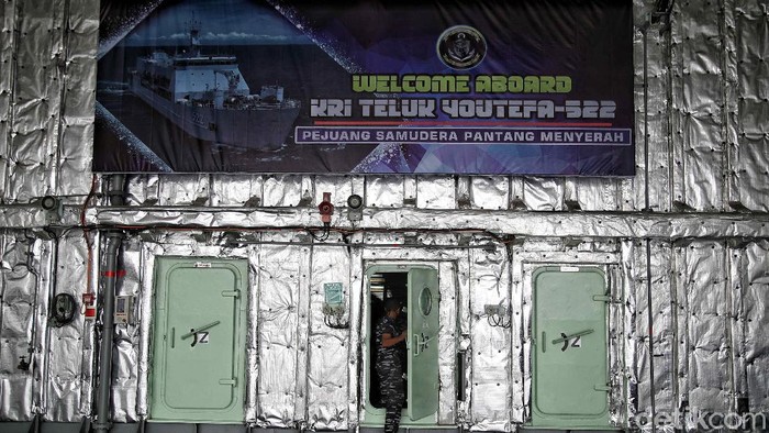 Vaksin TNi AL Pasukan TNI AL melakukan persiapan untuk serbuan vaksin di kawasan KRI Teluk Youtefa - 522 di perairan Kepulauan Seribu, Kamis (22/7).