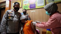 Polres Blitar melaksanakan vaksinasi terhadap 84 orang yang masih berstatus sebagai tahanan guna mendukung percepatan program vaksinasi massal dalam rangka pengendalian pandemi COVID-19 di Indonesia. 