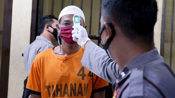 VAKSINASI BAGI TAHANAN POLISI Petugas kesehatan melakukan vaksinasi COVID-19 terhadap tahanan di Mapolres Blitar, Jawa Timur, Jumat (23/7/2021). Polres Blitar melaksanakan vaksinasi terhadap 84 orang yang masih berstatus sebagai tahanan guna mendukung percepatan program vaksinasi massal dalam rangka pengendalian pandemi COVID-19 di Indonesia. ANTARA FOTO/Irfan Anshori/aww.