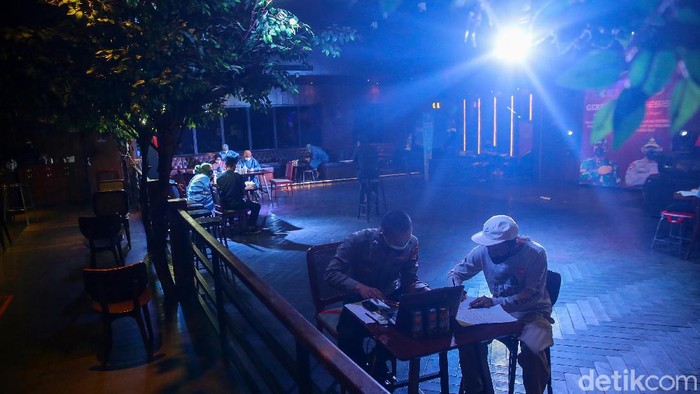 Sejumlah masyarakat tengah mengikuti proses vaksinasi di Bar Holywings, Gunawarman, Jakarta Selatan, Jumat (23/7/2021). Sejak 1 Juli, tempat ini menyiapkan tempatnya untuk dijadikan tempat vaksinasi bagi masyarakat.