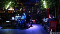 Sejumlah masyarakat tengah mengikuti proses vaksinasi di Bar Holywings, Gunawarman, Jakarta Selatan, Jumat (23/7/2021). Sejak 1 Juli, tempat ini menyiapkan tempatnya untuk dijadikan tempat vaksinasi bagi masyarakat umum hingga 31 Juli mendatang.