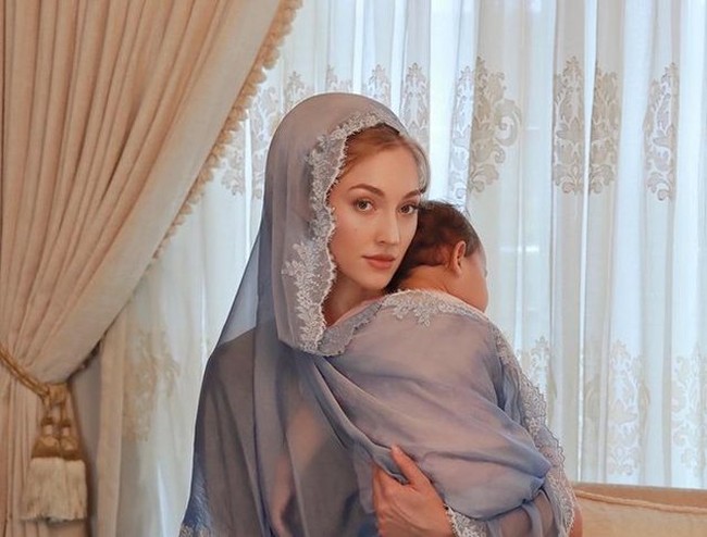 Pada November 2019, Varsha Strauss diketahui telah melahirkan anak pertamanya yang berjenis kelamin perempuan. Kabar bahagia itu disampaikannya melalui salah satu unggahan Instagram Varsha. Foto: Instagram/@varshaadhikumoro