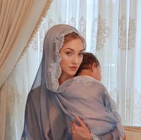 Pada November 2019, Varsha Strauss diketahui telah melahirkan anak pertamanya yang berjenis kelamin perempuan. Kabar bahagia itu disampaikannya melalui salah satu unggahan Instagram Varsha. Foto: Instagram/@varshaadhikumoro