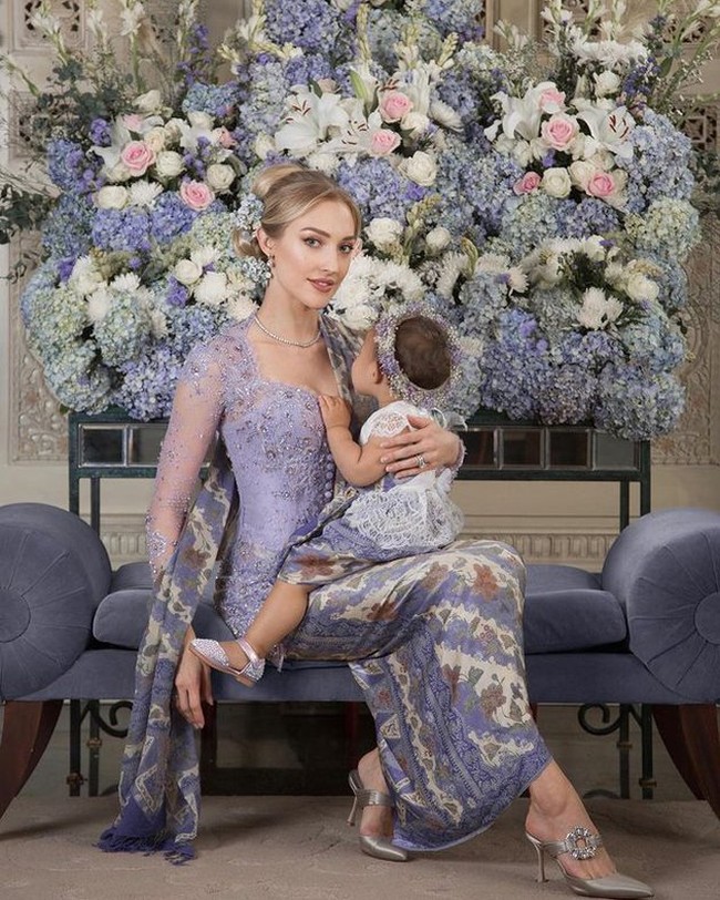 Varsha Strauss sendiri merupakan keturunan dari komposer musik ternama Austria, Johann Strauss II. Saudara perempuannya ialah Nita Strauss, seorang musisi rock yang dikenal sebagai gitaris band Alice Cooper. Foto: Instagram/@varshaadhikumoro