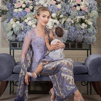 Varsha Strauss sendiri merupakan keturunan dari komposer musik ternama Austria, Johann Strauss II. Saudara perempuannya ialah Nita Strauss, seorang musisi rock yang dikenal sebagai gitaris band Alice Cooper. Foto: Instagram/@varshaadhikumoro