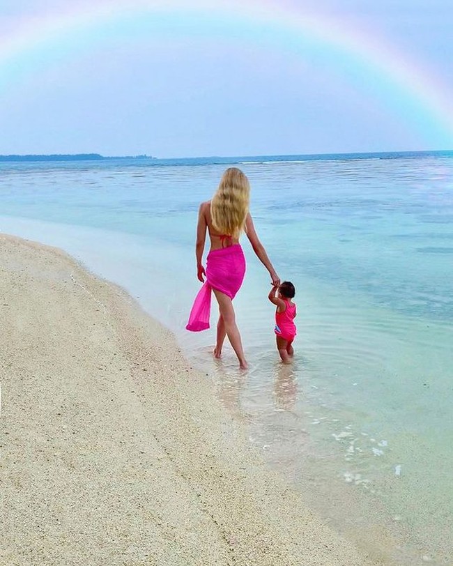 Di akun Instagram pribadinya Varsha tampak sering membagikan momen-momen kebersamaannya bersama putri kecilnya itu. Dia pun kerap mengenakan busana seragam dengan sang putri. Foto: Instagram/@varshaadhikumoro